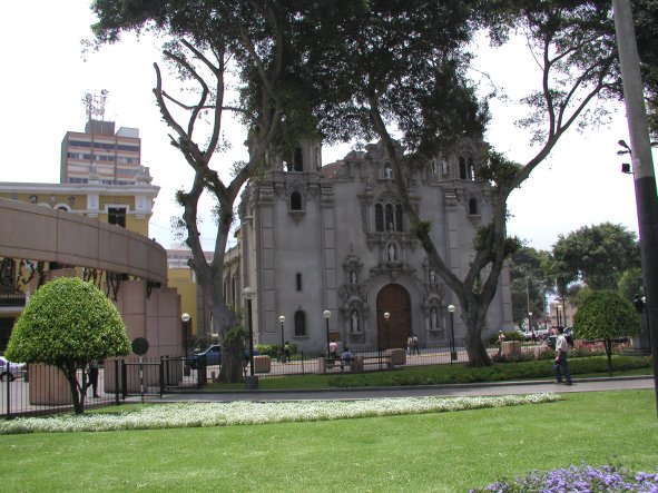 Miraflores Cathedral near Parque Central
